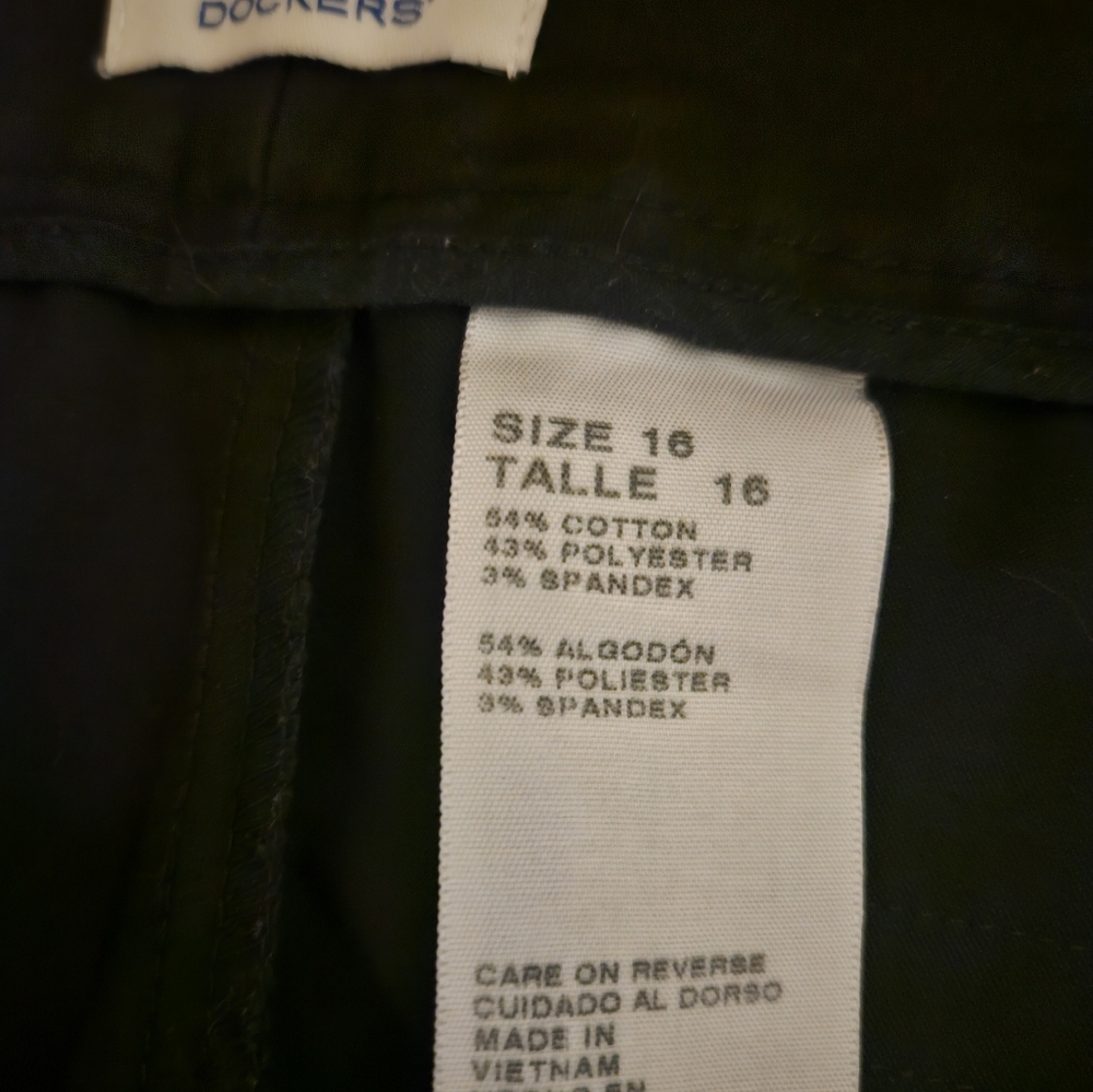 Womans Dockers ankle length pants, size 16 but will fit 14